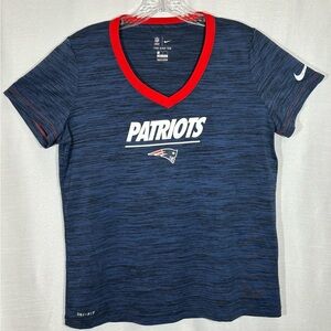 Patriots V-Neck NFL Nike Dri-Fit Tee Women’s Large - Smooth Tapered Torso EUC